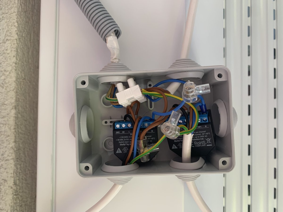 _mdvornik's tweet photo. Nobene varovalke ni vn vrglo in še sm živ. Še najtežje pri stvari je te ta male kable stikat na 2m višine.
@shelly_iot #IoT #HomeAutomation #SmartHome https://t.co/TyMCk5TxEZ