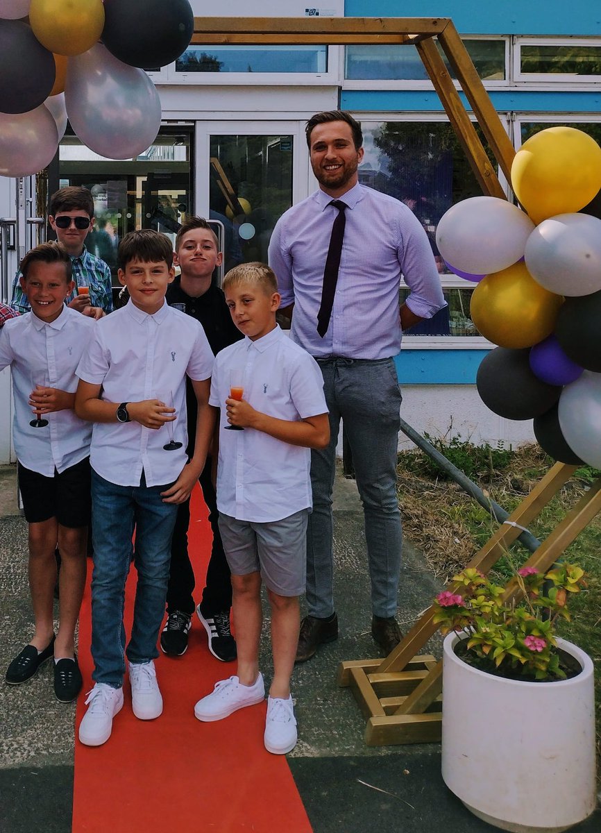 OffasMeadAc's tweet photo. Year 6 leavers Prom! A huge thank you to all involved - it was an incredible evening ❤️  #OMAzingyear6 https://t.co/JBnAVhjkUB