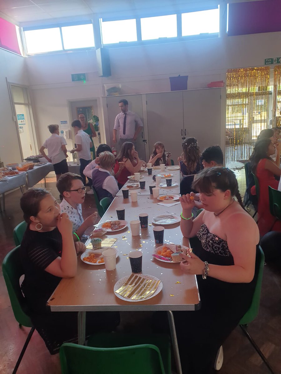 OffasMeadAc's tweet photo. Year 6 leavers Prom! A huge thank you to all involved - it was an incredible evening ❤️  #OMAzingyear6 https://t.co/JBnAVhjkUB
