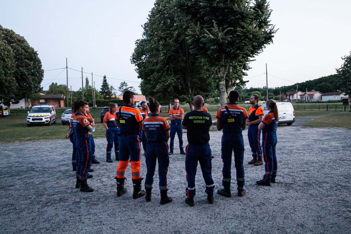 Protec33's tweet photo. #FeuxDeForet Point de situation à 22h30 

La mobilisation de la #ProtectionCivile33 se poursuit, de nombreux moyens veillent cette nuit : 

👉 4 Véhicules de Premiers Secours à Personnes 

👉 1 Fourgon Lourd d’Intervention Technique 

👉 2 Centres d’Hébergement d’Urgence activés https://t.co/CiBCU6GKGL