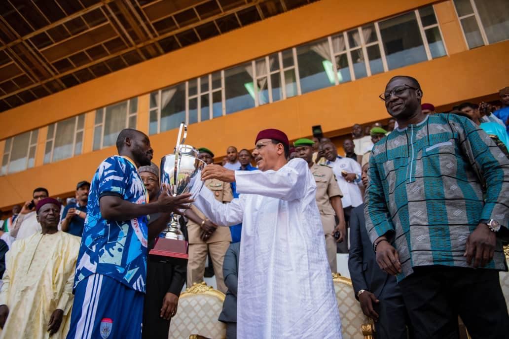 ighazer's tweet photo. #Niger | #sport
Le Président de la République SEM @mohamedbazoum a assisté à la finale de la Coupe Nationale de #football, ce 16 Juillet 2022 au Stade Seyni Kountché de Niamey.
Cette finale a vu la victoire de l' #ASDouane face à L' #USGN,à l'issue de la séance des tirs au but. https://t.co/Q1N3teMgsj
