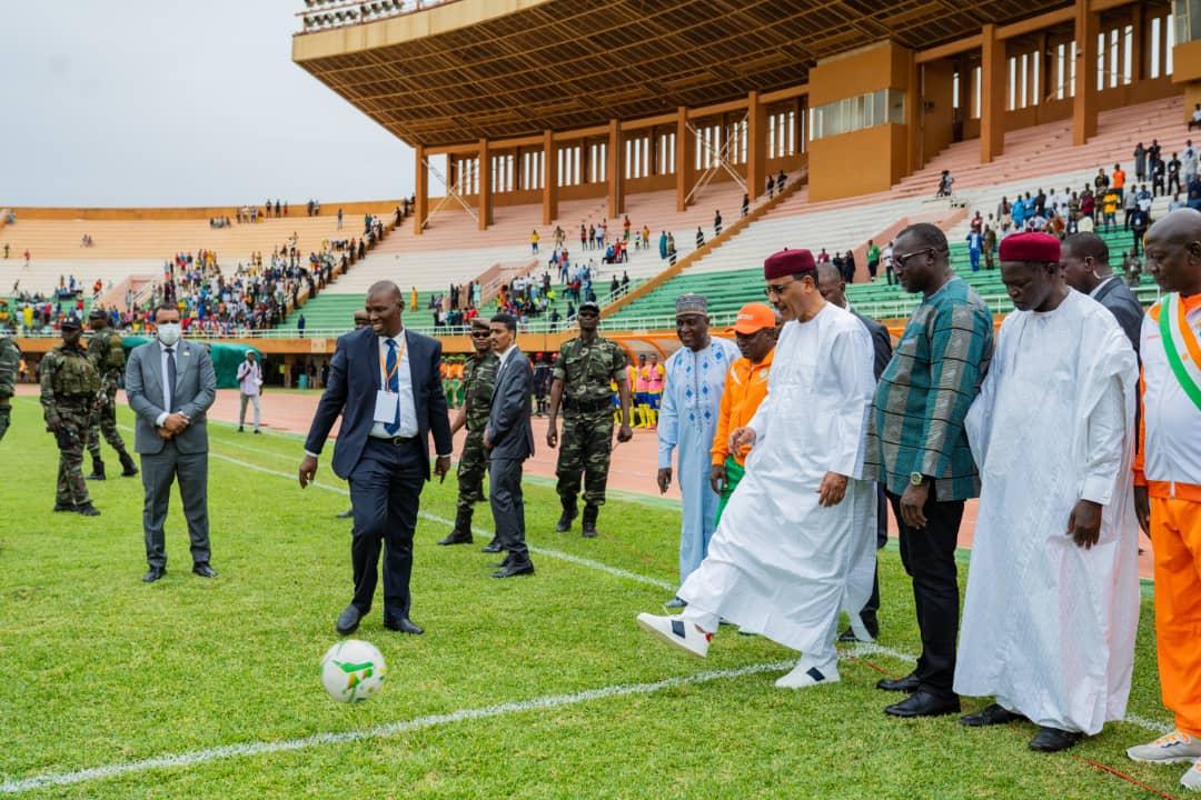 ighazer's tweet photo. #Niger | #sport
Le Président de la République SEM @mohamedbazoum a assisté à la finale de la Coupe Nationale de #football, ce 16 Juillet 2022 au Stade Seyni Kountché de Niamey.
Cette finale a vu la victoire de l' #ASDouane face à L' #USGN,à l'issue de la séance des tirs au but. https://t.co/Q1N3teMgsj