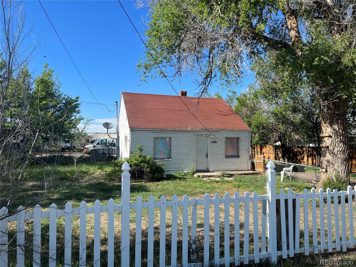 JanetGunther2's tweet photo. Admit it: you wanna' take a look. Spacious 6 bed and 3 bath in Denver, CO.  https://t.co/7znOqefZZS https://t.co/6rvIBSwoq7