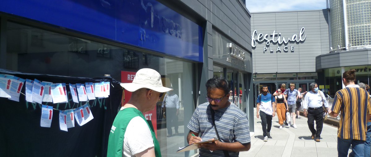 Berkshire Greenpeace talking to the public about how the government can help us get off oil &amp; gas, build renewables &amp; stop funding Russian aggression. action.greenpeace.org.uk/end-russian-gas