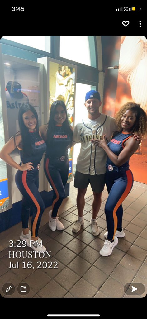 gfletch_13's tweet photo. Flew 1800 miles to cheer for an Astros loss. #WhereIRoot #LetsGoMariners #TrueToTheBlue @ROOTSPORTS_NW @Mariners https://t.co/tq7YJk5tIF