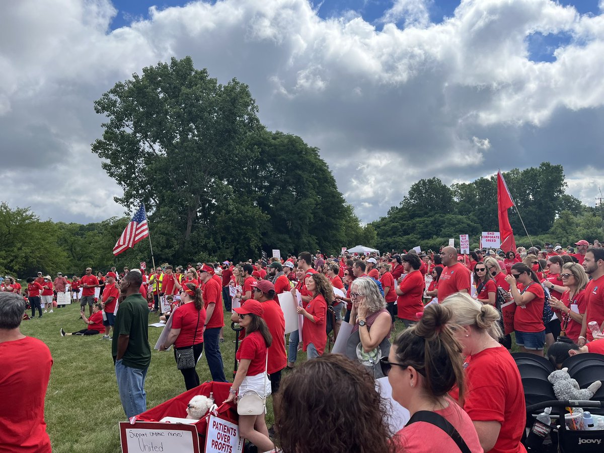EliNSavit's tweet photo. Proud to stand with our @umpncStrong nurses today as they fight for safe staffing and fair working conditions.

After the past 2.5 years, nurses deserve our support more than ever. And safe staffing? It makes ALL of us safer &amp; healthier.
#umpncpicket #safestaffing #1u https://t.co/1dG8InCQBu