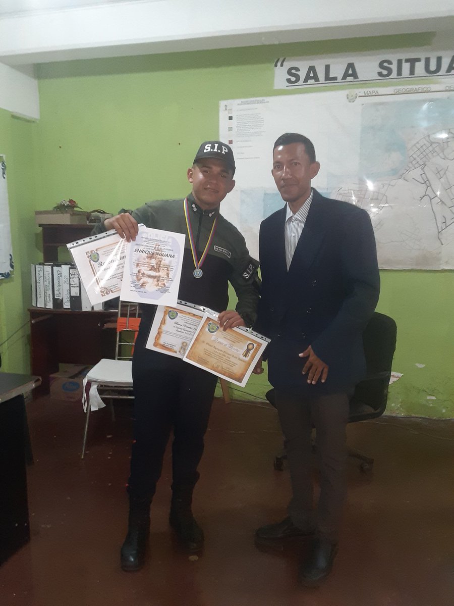 LuisdavidR93's tweet photo. Felicidades al Oficial Enrique Aguana por su reconocimiento en Polipeñalver hoy en su día nacional del Policía. https://t.co/gewTZrFr0x