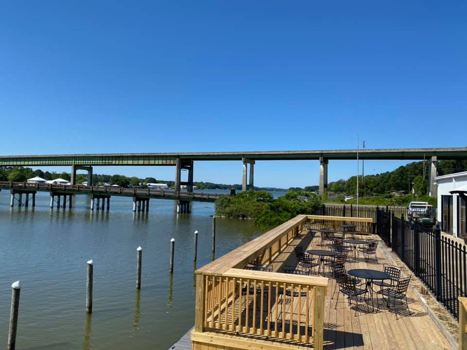 AmandaP23746407's tweet photo. Doesn't this look amazing? What better way to eat a good meal than being out on the lake? Grab lunch at Little Bridge Marina, where the service is amazing and the food is delicious.👉https://t.co/GN2wZNS41t  

📷 @littlebridgemarina
#loganmartinlake #lakeloganmartin #Food #Foodie https://t.co/CTXR7ZUAUH