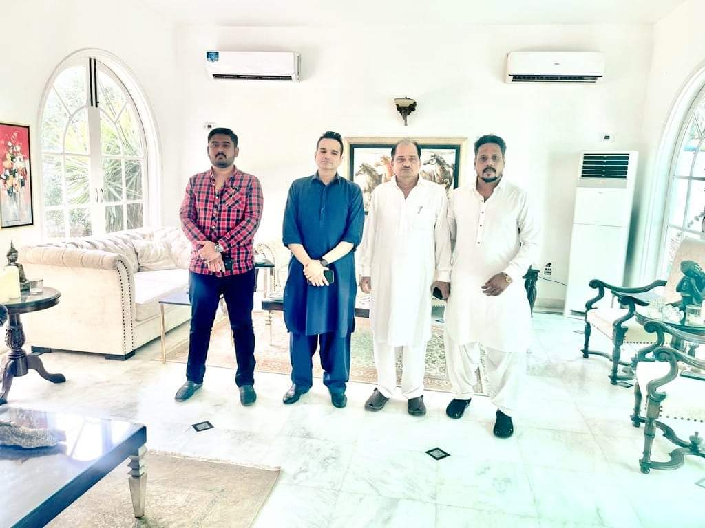 ppp_ward_04's tweet photo. پیپلز پارٹی کے نامزد چیئرمین عرفان خان UC-3 اور وائس چیئرمین سید وقار شاہ UC-2 , رہنما نوید الرحمان , سابق ایم این اے اور جنرل سیکرٹری پیپلز بزنس فورم سندھ علی راشد سے بلدیاتی الیکشن مہم کے حوالے سے ملاقات کر رہے ہیں.

#VoteForTeer #KorangiBelongsToPPP 

@AliRashidPPP https://t.co/fesod3S5eQ