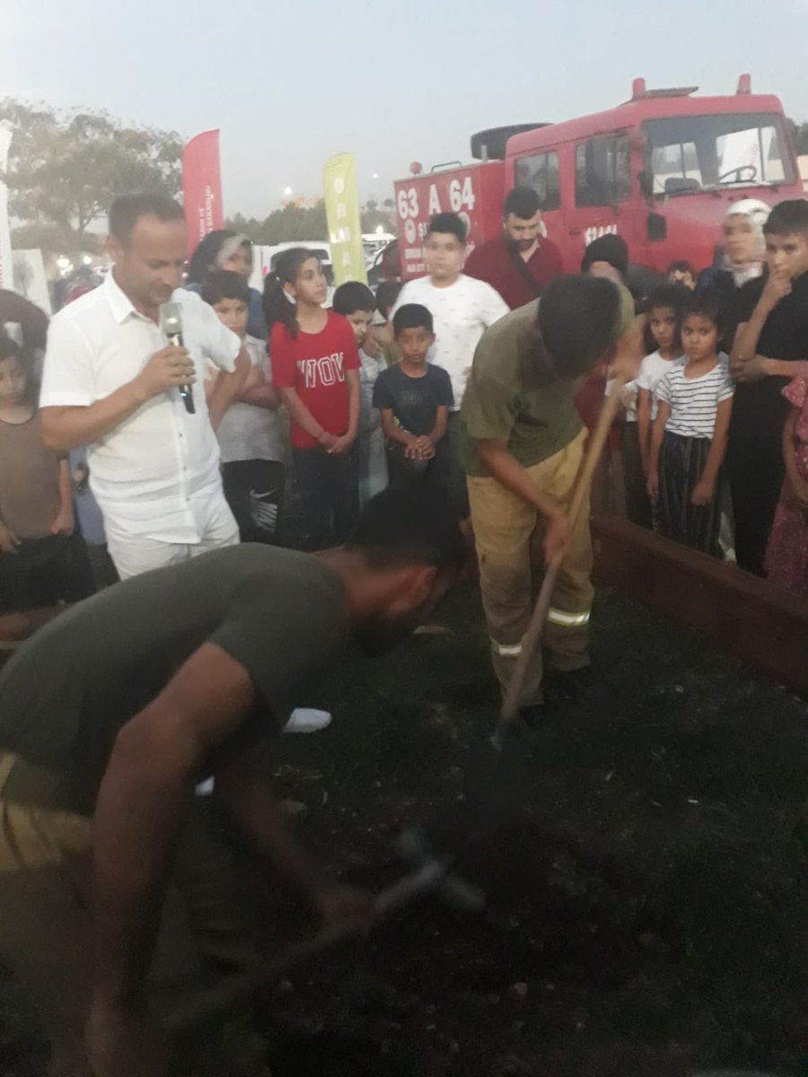 OrmanUrfa's tweet photo. Yeşil Vatan Tırının 3. Gün Proğramında Şanlıurfalı minik kardeşlerimizle beraber oyunlar oynadık, yarışmalar yaptık ve fidan dikmeyi uygulamalı olarak öğrendik. Yeşil vatan tırı yarın dopdolu bir proğramla Şanlıurfa’ya veda ediyor. Yarın bütün herkesi Bekliyoruz https://t.co/GSo8HY6d2O
