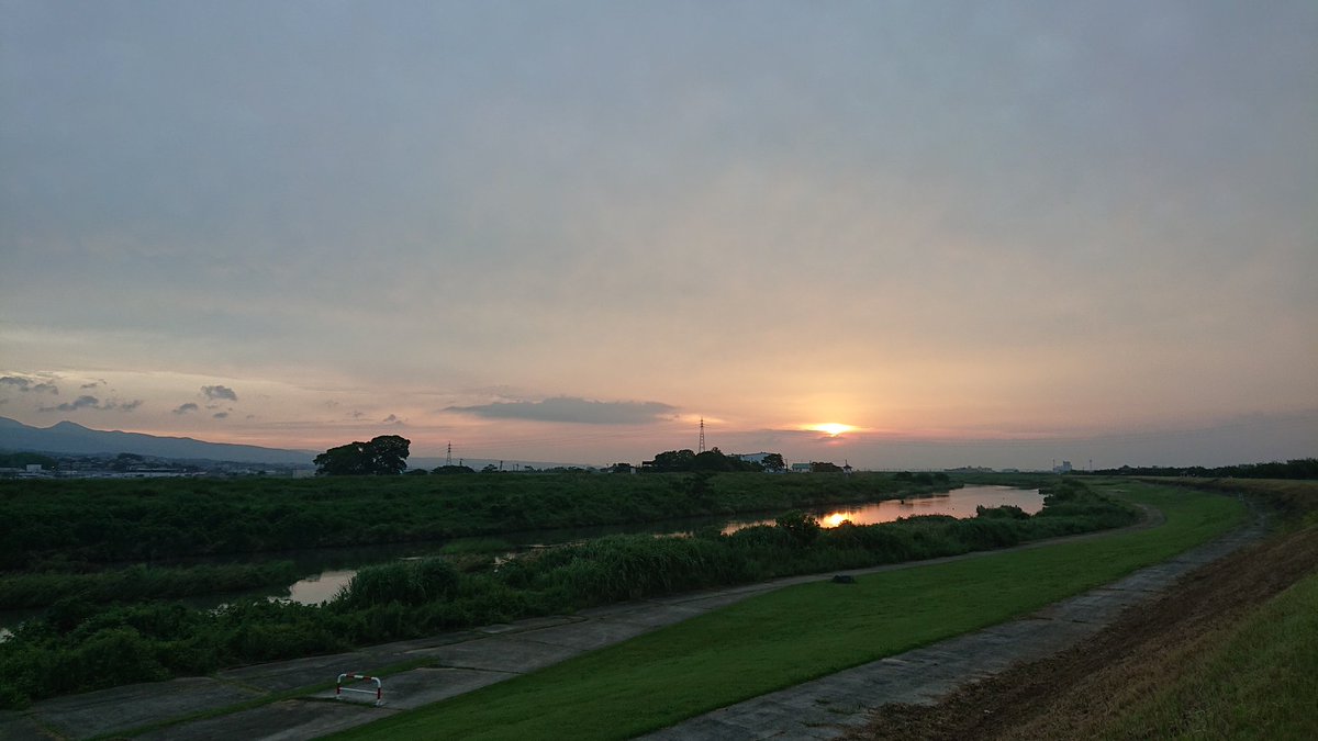 Hanakurorio's tweet photo. 😭ぐやじぃぃぃ😭

部屋の窓から見える空が
見たことないぐらいに焼けてた。
急いでスマホ片手に外にでた。
もう空の色微妙に違ってた😱

わかってる
えぇわかってるの
一分一秒が大事だって…😭

外に出たついでに朝マック☕
そして田舎の
マックはまだ開いてなかった😣

さて帰宅🏠️

#スマホ写真 https://t.co/OhZXxGSLYM