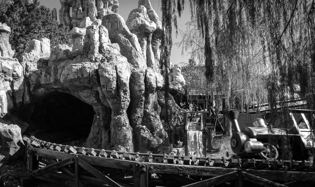 MixTape51's tweet photo. Happy Saturday! Wishing I was on this on Thunder Mountain instead of enduring Arizona 114° weather.. :(
- YouTube Vid:
https://t.co/5l8mkROZfh
- Prints: https://t.co/iP9BApkd9O #mickey #mickeymouse #disneyland  #mickeymouse #disneyclock #fuji #bw #thundermountain #bwphoto https://t.co/LBNdoFbx21