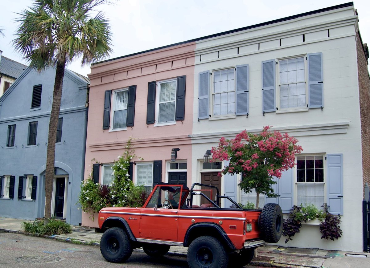 cyndemwalton's tweet photo. Charleston charm!
#chs #charleston #SouthCarolina #architecturephotography #landmarks #summertime #colorfulphotography https://t.co/onZnd77ge7