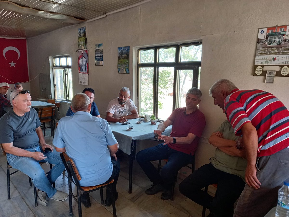 EdirneTrm's tweet photo. İl Müdürümüz Sayın Atilla BAYAZIT, teknik personellerimizle birlikte çayır tırtılı zararlısının görüldüğü Keşan ve İpsala İlçelerimiz köylerinde çiftçilerimiz ile bir araya gelerek  incelemelerde bulundu. https://t.co/tBr8MH95C1