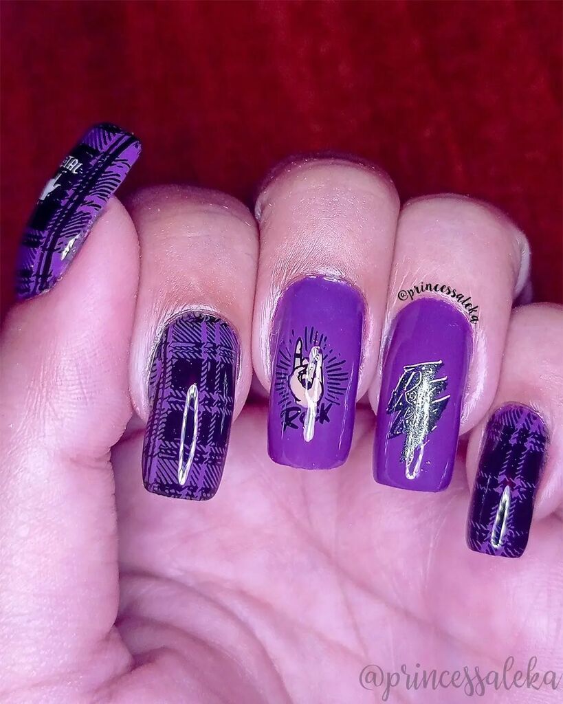 Princess_Aleka's tweet image. 13 de Julio 🤘🏼 Día Mundial del Rock 

Tengo que hacer más diseños con esta placa.

Éste diseño forma parte del #RetoNailSquadVzla de mi @nailsquadvzla 💅🏼

Espero que te guste mi diseño. ✨

Y si quieres obtener un descuento del 10% en #Maniology usa m… instagr.am/p/CgFlXWiu05b/