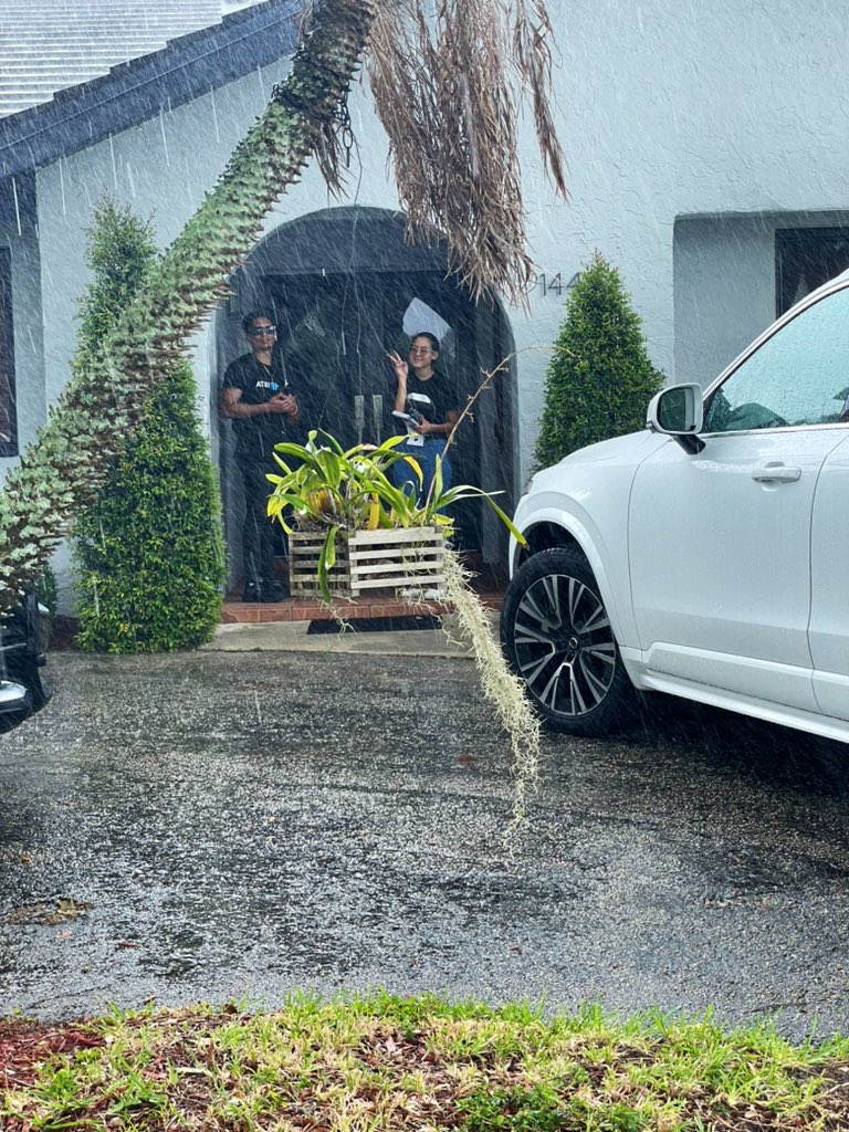 SaidySantiago's tweet photo. Rain ☔️ or shine ☀️ we got the job done!
Total sales for this community was 12! We loveeeee letting our customers know who has the best network.
We are #Fibertastic with our Let’s Go Wireless Partners 🔥
@eniggemann @callme_RAMOS @One_FLA @RocabadoWilliam
#SWATsUP #pARtnership https://t.co/qZtxHWi6sP