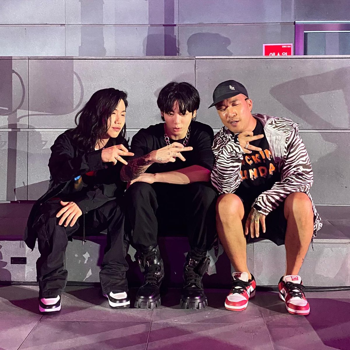 RAMY_twts's tweet photo. [ #INSTAGRAM Post 📸 by  @/shinobirvs ]
——
caption: [ trans ] 

Congratulations on Jack In The Box solo album release! Thank you for the invite bro! 

#RiversCrew #BTS #Jhope https://t.co/ItRmq9SDDu