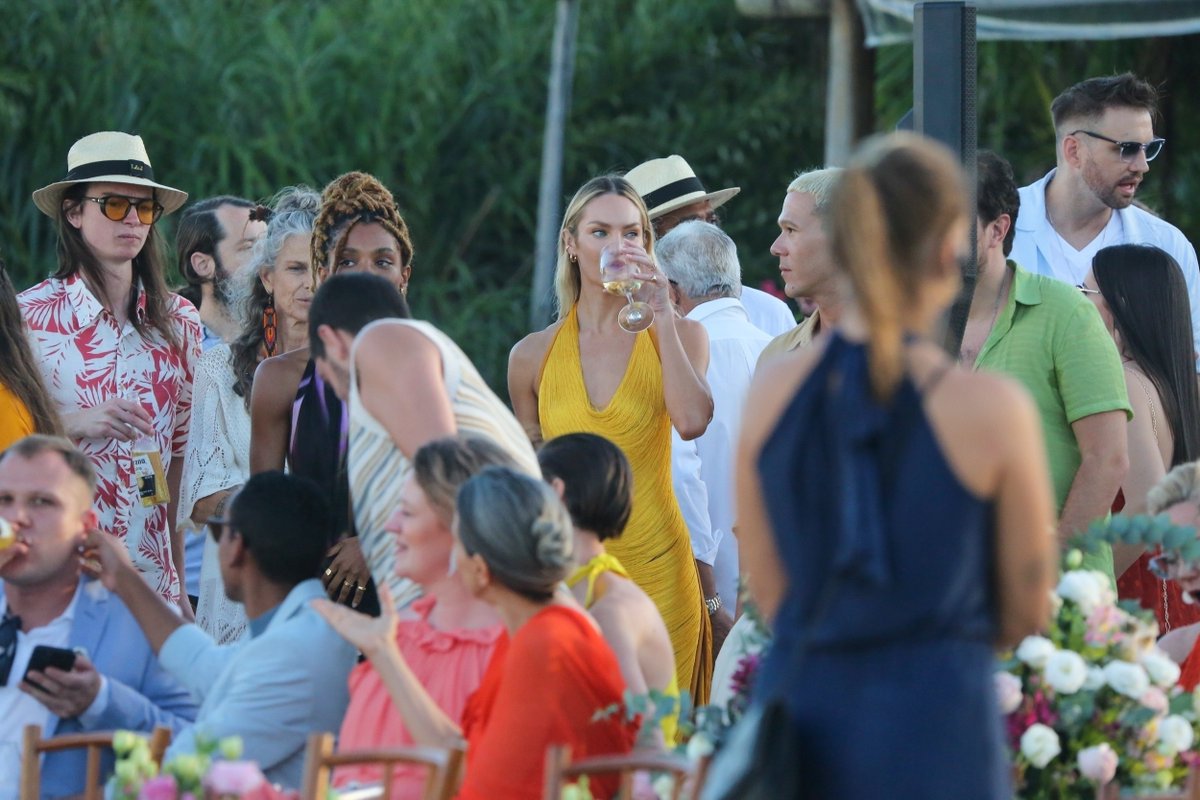 MidiasCSBR's tweet photo. 📸: Candice Swanepoel durante a cerimonia de casamento de Lais Ribeiro e Joakim Noah em Trancoso, Bahia (13.07). Confira mais fotos: https://t.co/1R7WOvfjjT https://t.co/CQKlF2Onsf