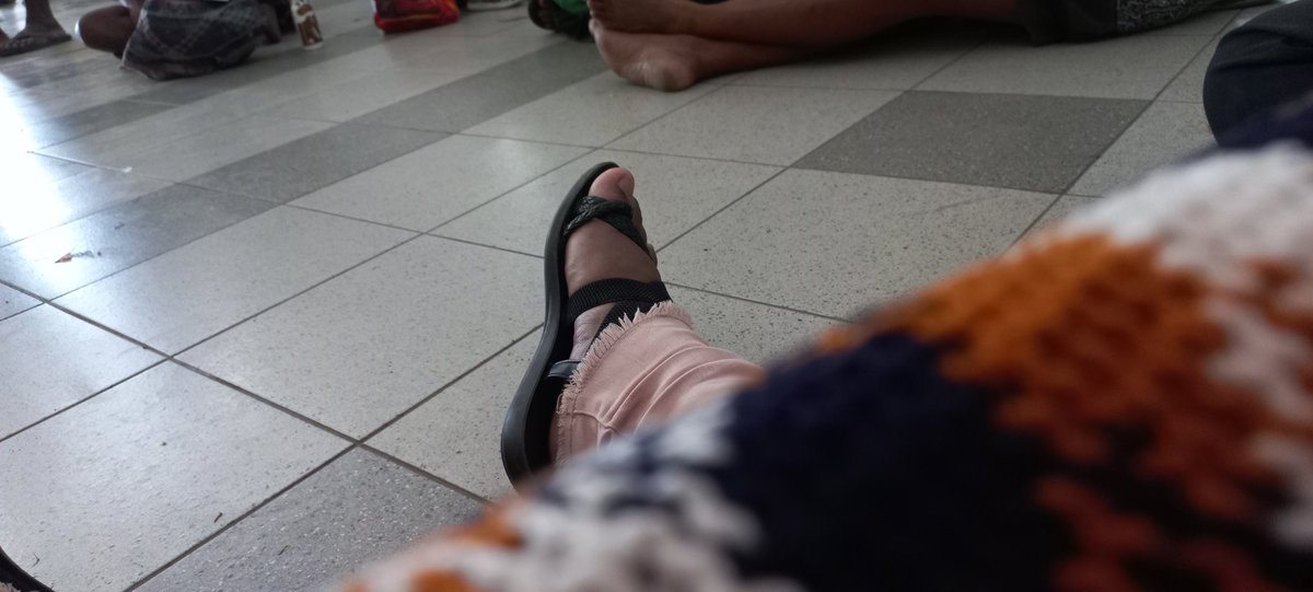 lights_xvii's tweet photo. 5hrs sitting on the floor at #PomGen waiting to get medication. When will this change? https://t.co/8sgoV9YiE6