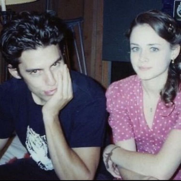 thinkerliterati's tweet photo. behind the scenes jess and rory pics are my favourite genre https://t.co/rcENaag9ZV