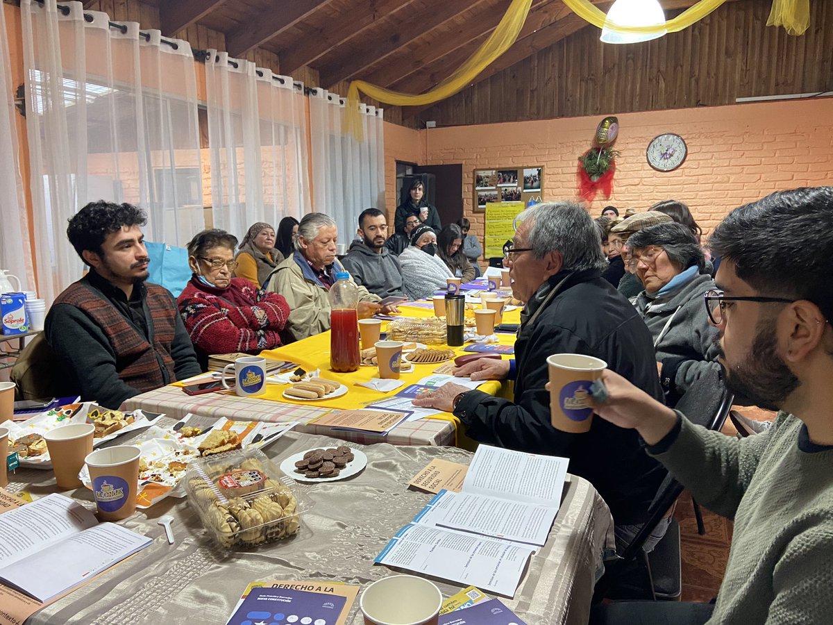 NOTICIAS📰| A esta hora vecinas y vecinos de Conchalí participan de una rica  #OnceConstituyente☕ para conversar sobre la propuesta de nueva Constitución 📖. Recuerda que el plebiscito del 4 de septiembre es obligatorio 🇨🇱.