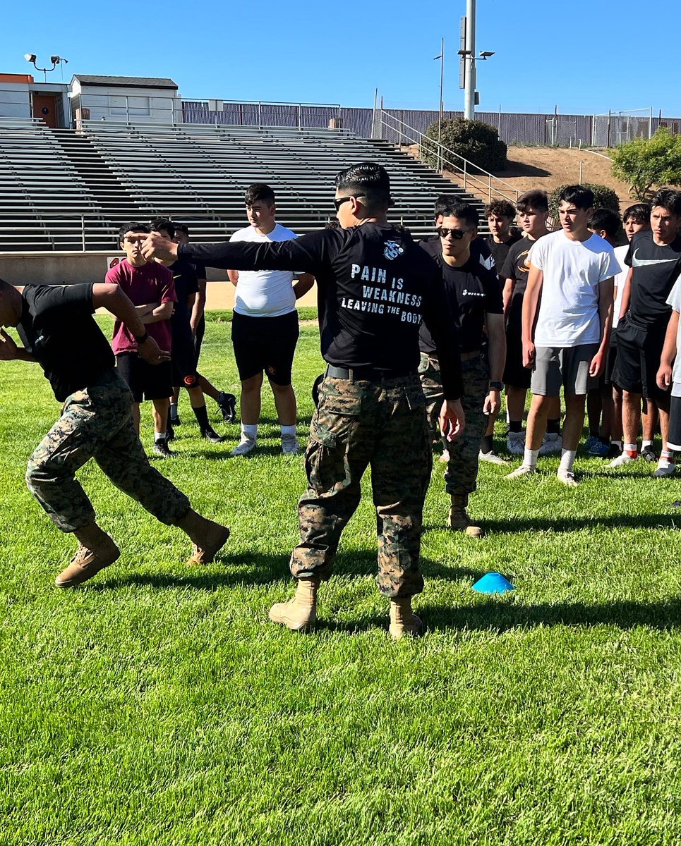 GonzalesHighFB's tweet photo. Big Thanks to the Marines who visited Dick Force Stadium to put our young Spartans through a workout. They took time to talk about leadership and teamwork, and gave our kids perspective. Our kids had a blast! Ears open eyes clear sir!! #GHSFootball #SpartanPride #AaOoo https://t.co/6v5Nn4TPaU