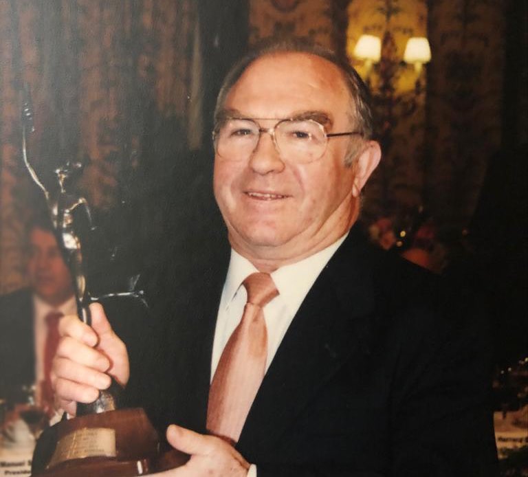 ¡Muy orgullosos de ti Don Jesús! 🤩

Jesús Yllera recibirá el próximo 21 de julio el premio <a href="/UEMC/">UEMC</a> Universidad Europea Miguel de Cervantes  por toda una vida dedicada al vino. 

👉grupoyllera.com/saladeprensa/n…