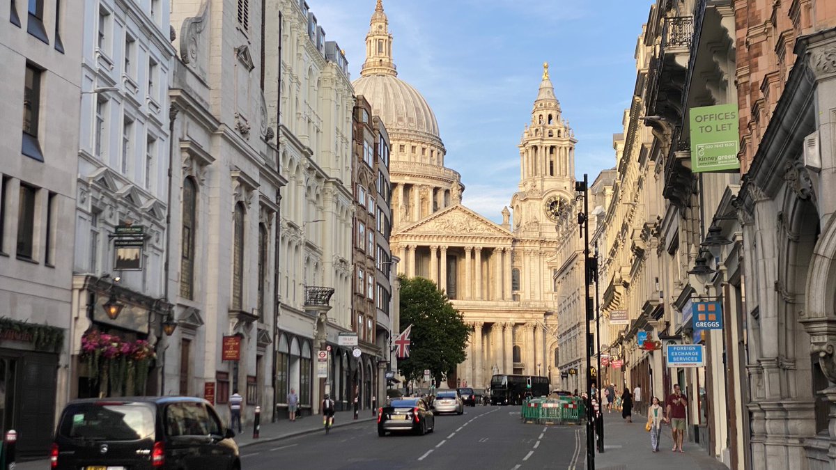 TheJunkBunk's tweet photo. My neighborhood for the next month or so..#DoubtfireUK https://t.co/IPrE5OZTXw