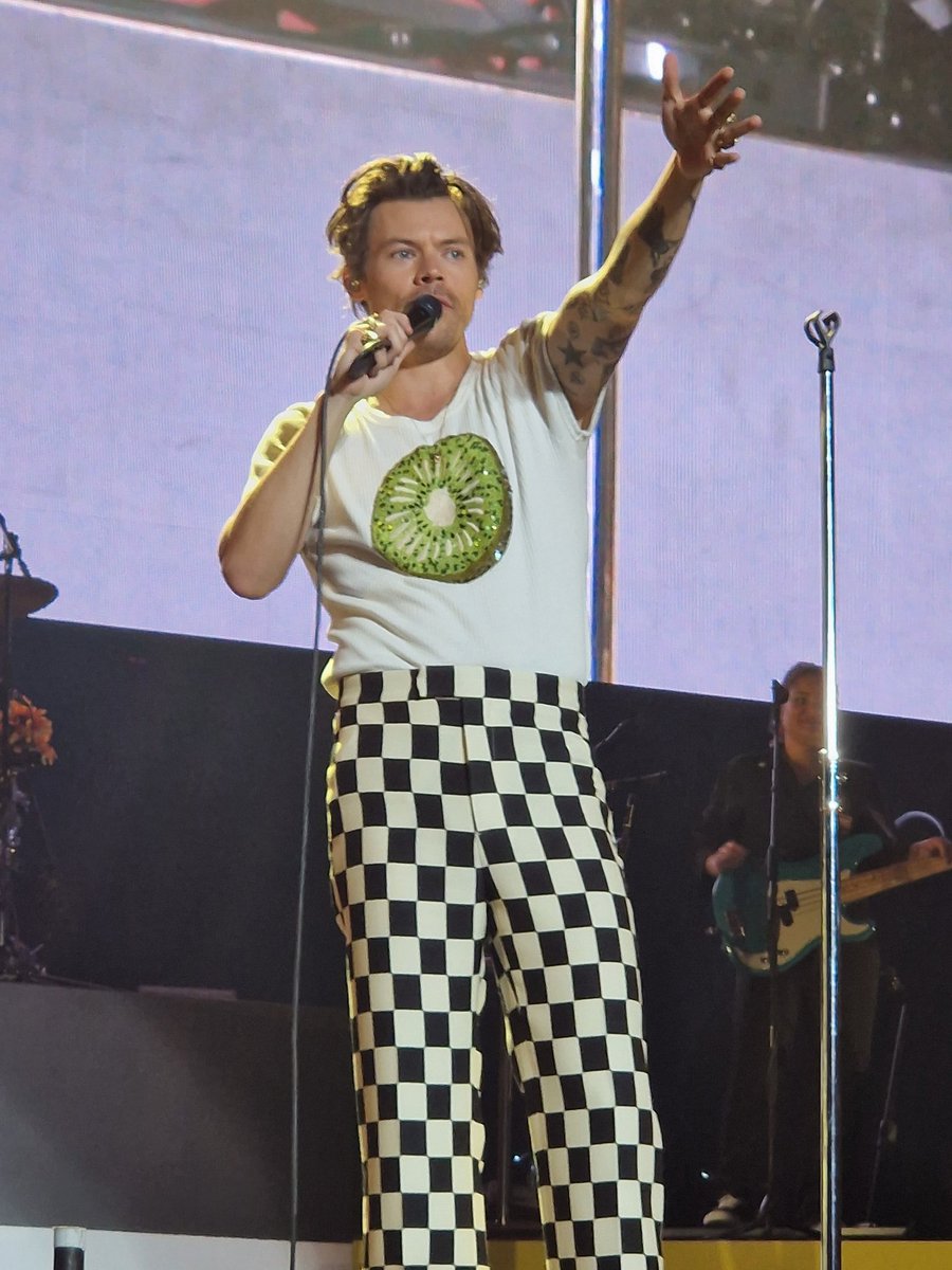 harryIotoutfits's tweet photo. Show N16: Vienna, Austria
Wearing: Gucci
#HarryStylesOutfits
#LoveOnTourVienna
#harrystylesvienna 🥝🥝
©️: owner https://t.co/GfqfAcTVtN