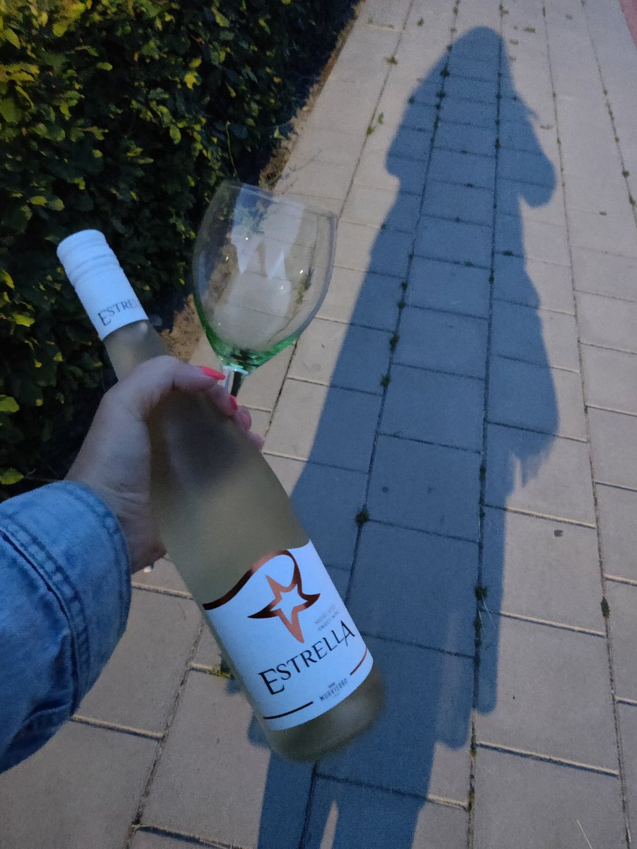 Speldenkussen80's tweet image. Even asociaal met een fles wijn over straat #buurtbbq #buurtborrel