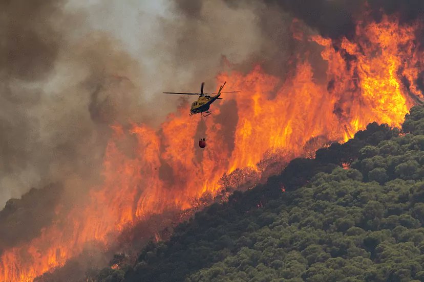 OscarBForestal's tweet photo. La foto que demuestra que a veces ni los medios aéreos son efectivos. El agua que lazan desde el Bambi se evapora antes de que toque el suelo. Esta es la realidad. Incendios fuera de capacidad de extinción. #IFMijas. https://t.co/rBIeO649A2