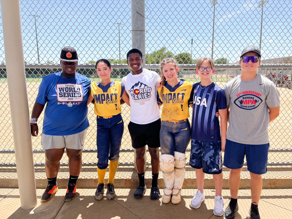AlexStone2007's tweet photo. Game break!
Love when my family comes out to support. Plus getting to play with my friend @AlyssaHuynh22 makes it that much better. @sgpsports 4 freshman in one photo. Than my baby brothers next year and the following. #ballers #multisportathletes #childhoodfriends #samecollege? https://t.co/srwniyzqkB