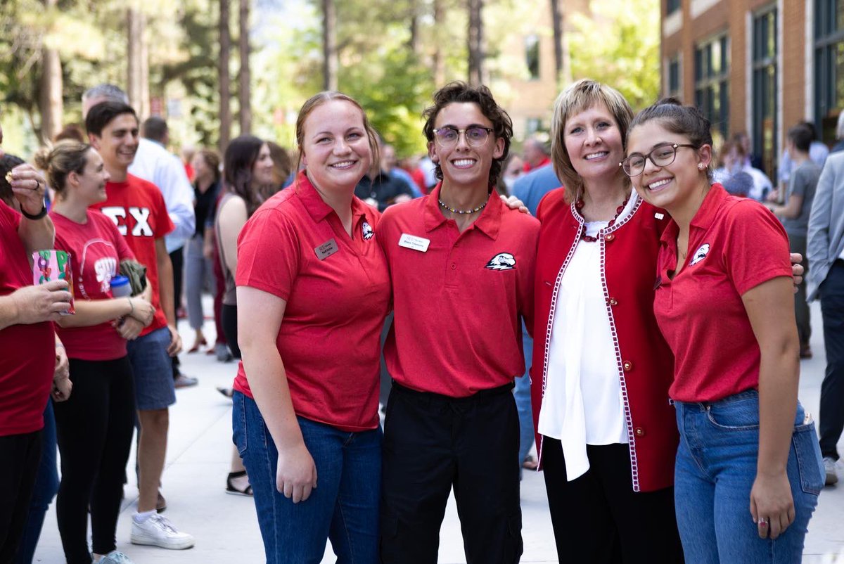 SUUtbirds's tweet photo. The first female president in SUU history. ❤️🖤 @Mindy_Benson #TBirdNation https://t.co/UCefHFsAiG
