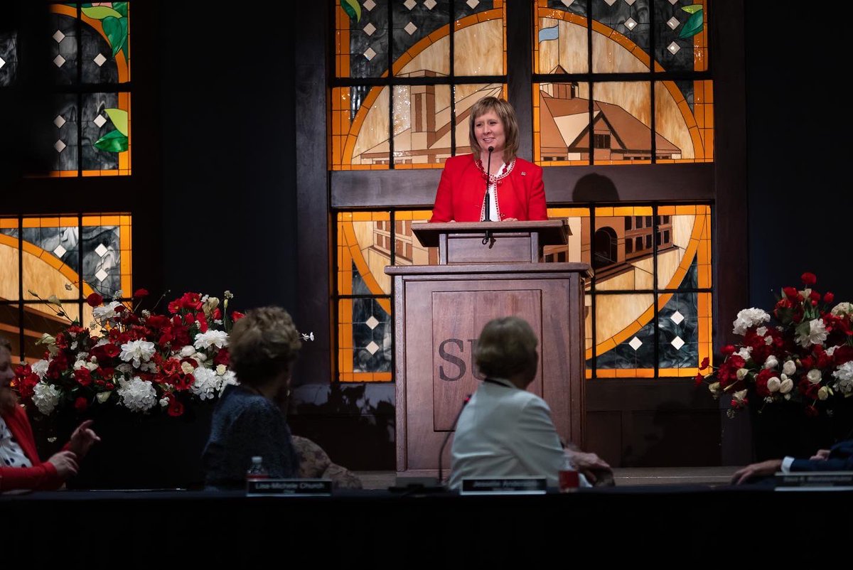 SUUtbirds's tweet photo. The first female president in SUU history. ❤️🖤 @Mindy_Benson #TBirdNation https://t.co/UCefHFsAiG