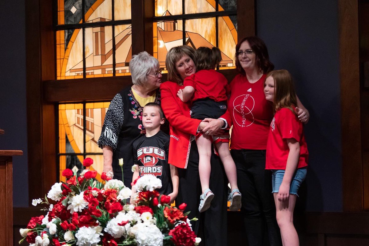SUUtbirds's tweet photo. The first female president in SUU history. ❤️🖤 @Mindy_Benson #TBirdNation https://t.co/UCefHFsAiG