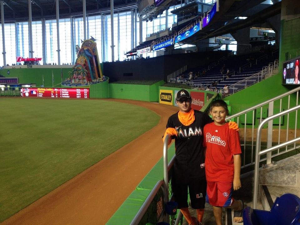 LoudMiamiFan's tweet photo. 9 years makes a HUGE difference! My little Brother is not So little Anymore #Makeitmiami #ringthebell #splitfamily https://t.co/gIretwTN96
