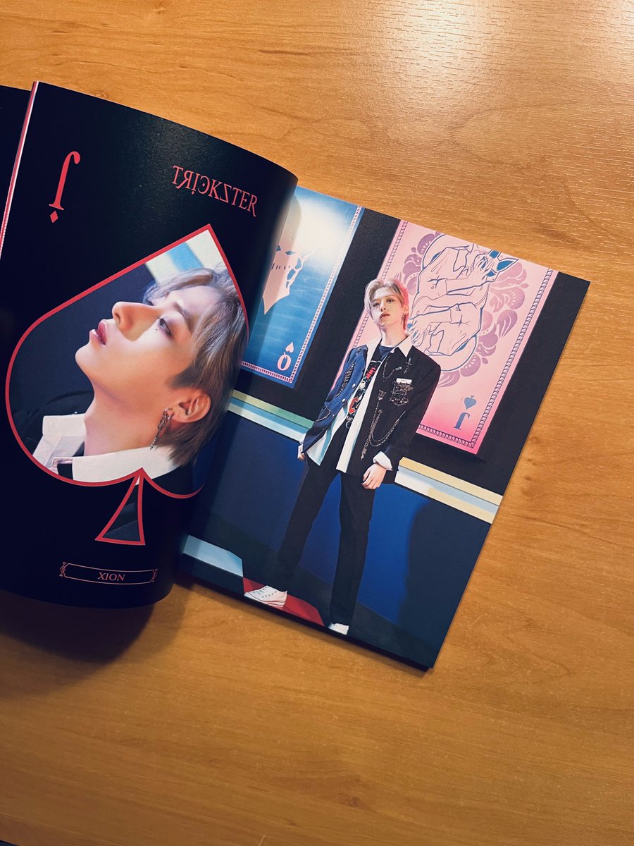 KimchiSoundz's tweet photo. (As I understand both photobooks have the same content)
My eyes are blessed ♥️
#ONEUS #원어스 #Trickster
#레이븐 #RANV
#이도 #LEEDO
#시온 #XION https://t.co/r0qAiRJJHL