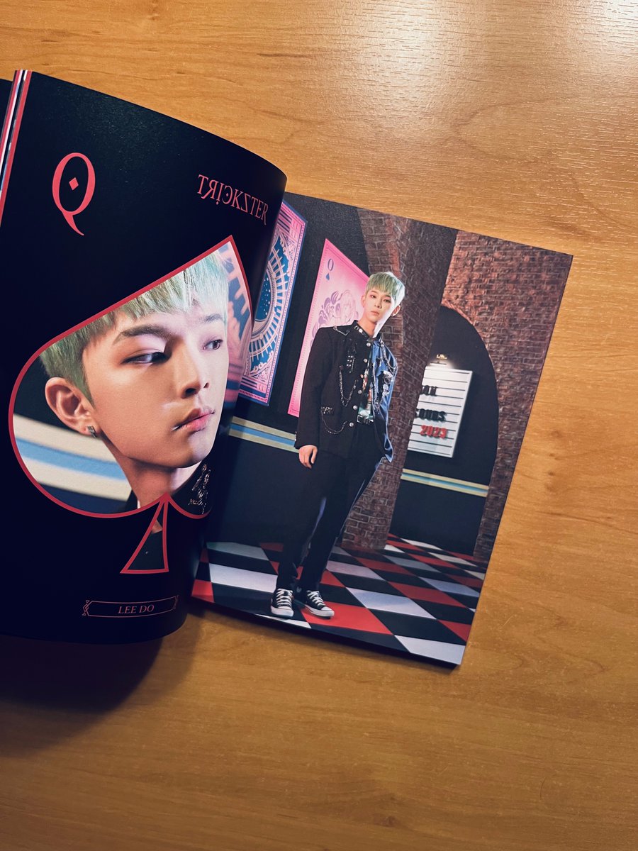 KimchiSoundz's tweet photo. (As I understand both photobooks have the same content)
My eyes are blessed ♥️
#ONEUS #원어스 #Trickster
#레이븐 #RANV
#이도 #LEEDO
#시온 #XION https://t.co/r0qAiRJJHL