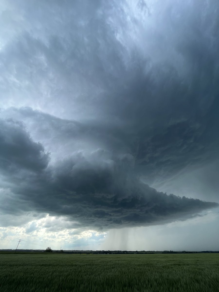 brandon_brown83's tweet photo. Supercell west of Olds 4:26pm #abstorm https://t.co/jVboAMN9WZ