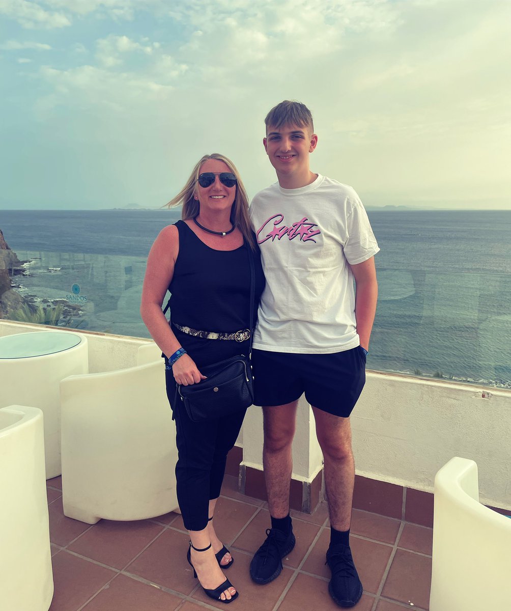 shonasmith39's tweet photo. A rare pic with the boy! Normally way to cool for Mum pics 💙 https://t.co/Gid8gpOEbg