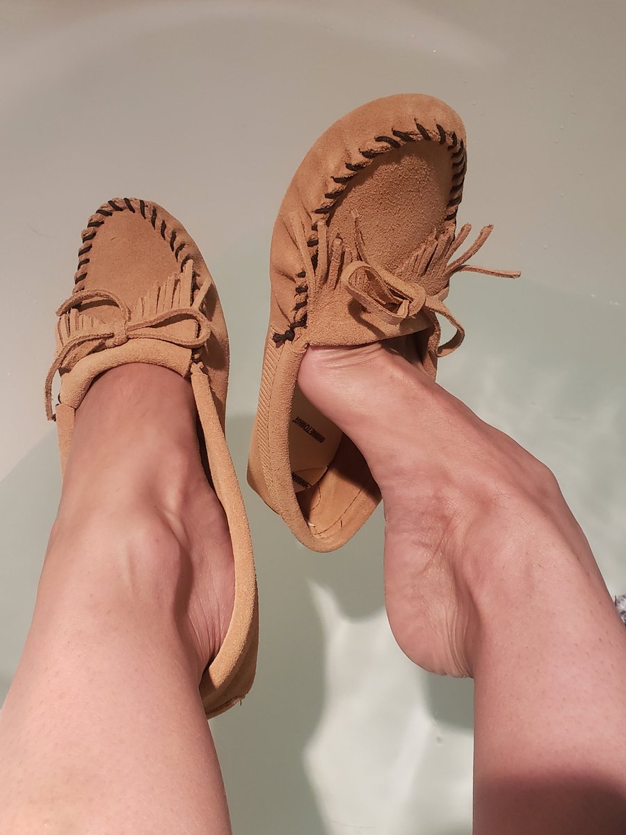 solevixen357's tweet photo. Self care Saturday, time for a soak! #softsoleshoes #softsolemoccs #solevixen357 #feet #shoefie https://t.co/Fgufdksr5n