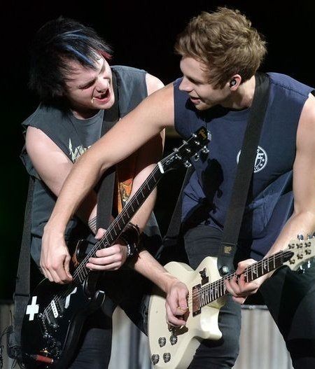iMGCTHINGS's tweet photo. happy birthday luke hemmings 🖤

#HappyBirthdayLuke https://t.co/N3m6ZsIAQE