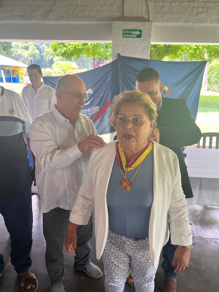 UbeimarDelgadoB's tweet image. Condecoración a Concejal de Ginebra Orfineli Patiño por 50 años al servicio del ⁦@soyconservador⁩ y a la comunidad por ⁦@gustavopadillao⁩ ⁦@MauricioSenado2⁩ @SnehiderEsValle⁩ ⁦presidente partido conservador Dpto Valle del Cauca ⁦@AndresPastrana_⁩