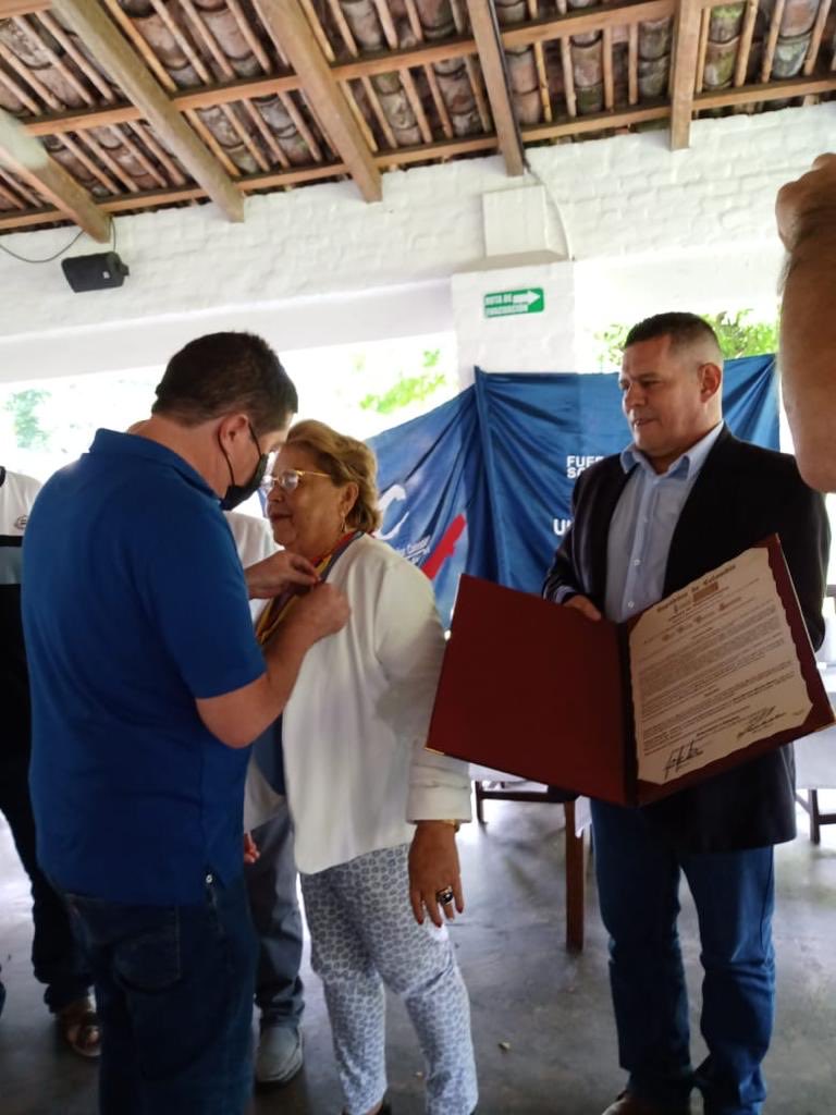 UbeimarDelgadoB's tweet image. Condecoración a Concejal de Ginebra Orfineli Patiño por 50 años al servicio del ⁦@soyconservador⁩ y a la comunidad por ⁦@gustavopadillao⁩ ⁦@MauricioSenado2⁩ @SnehiderEsValle⁩ ⁦presidente partido conservador Dpto Valle del Cauca ⁦@AndresPastrana_⁩