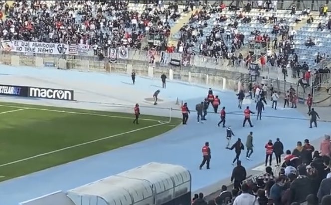 ¡Otro escándalo! Un grupo de sujetos, supuestamente integrantes de la Garra Blanca, causaron graves incidentes en el partido de Audax frente a Colo Colo, en Rancagua. Los albos ganaron 1-2 con un penal en los descuentos del cotejo.