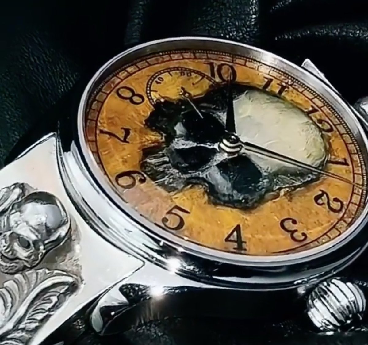 TIMOTHYJOHNART's tweet image. One of my hand painted "Memento Mori" dials for @IamDarkTriumph #darktriumph #MementoMori @WatchArt @style #stylewithedge
