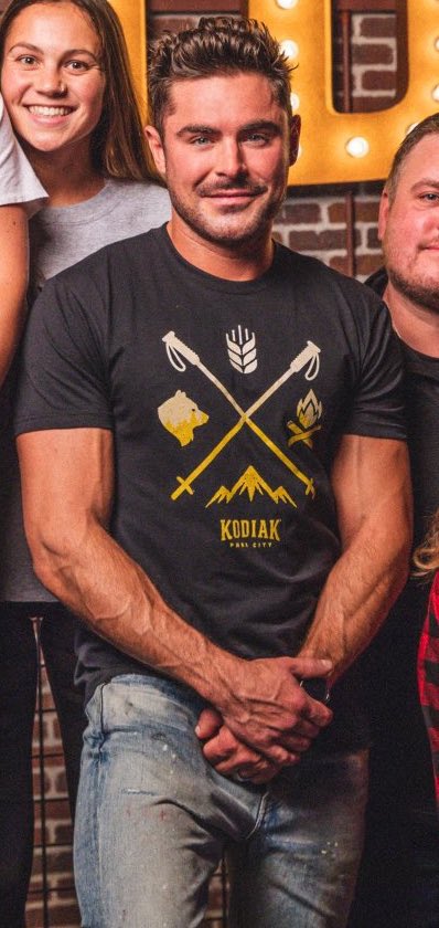 ZEfronCentral's tweet photo. He could ruin me with those arms https://t.co/64vuSDn18J
