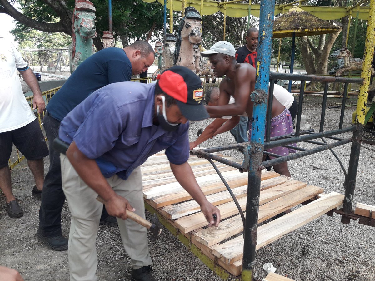 Edeyvis2's tweet photo. Si se puede hombres de la Empresa agroindustrial victoria de Girón en la reparación de parque infantil de #JagueyEnVictoria para los niños que son la esperanza del mundo @SunyGarca1 @SuselyMorfaG @IvnMartnezIzqu1 @DiazCanelB @Yeneimismarcos @OrtegaMorejon https://t.co/XQgsttEeHK