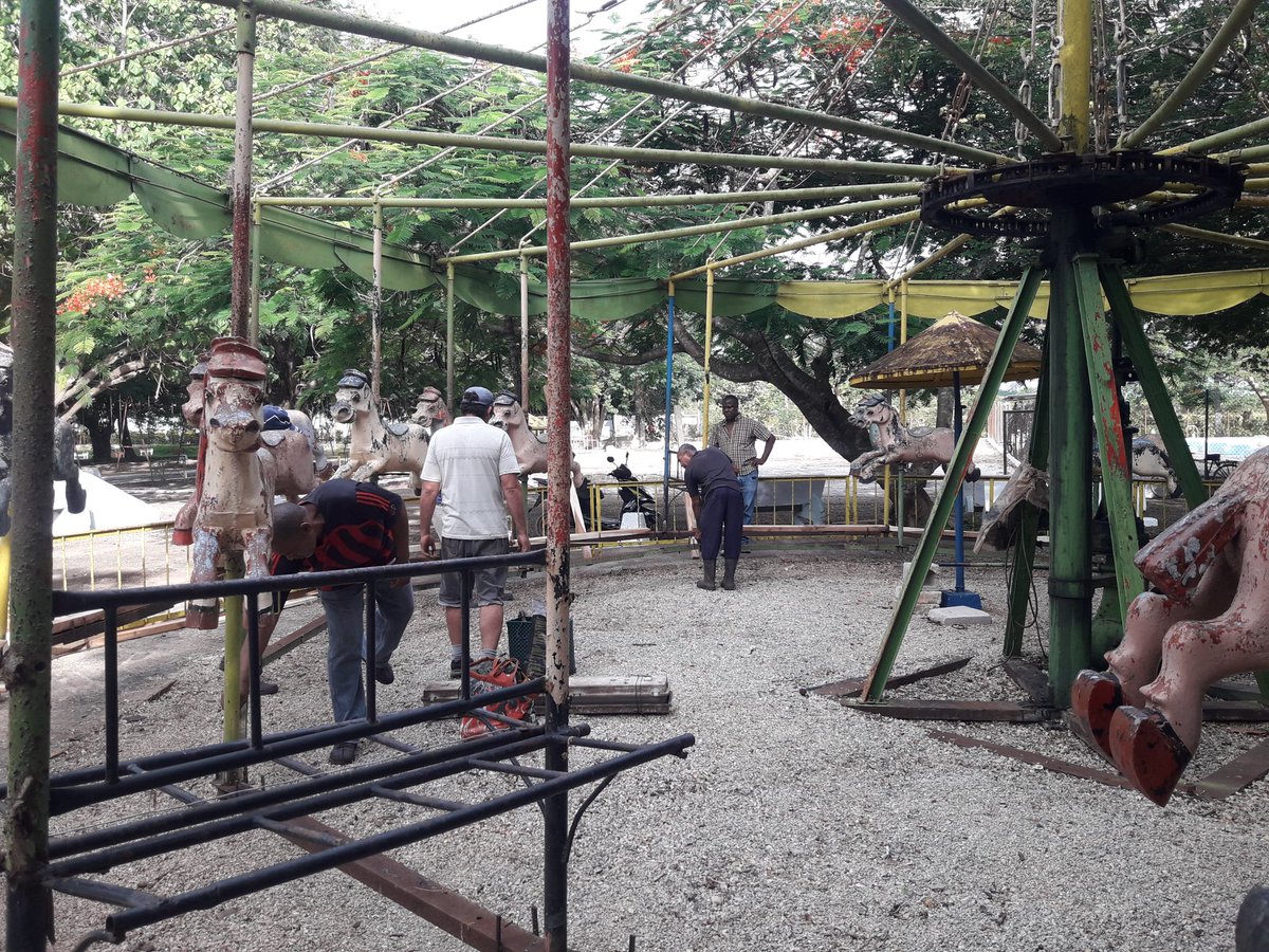 Edeyvis2's tweet photo. Si se puede hombres de la Empresa agroindustrial victoria de Girón en la reparación de parque infantil de #JagueyEnVictoria para los niños que son la esperanza del mundo @SunyGarca1 @SuselyMorfaG @IvnMartnezIzqu1 @DiazCanelB @Yeneimismarcos @OrtegaMorejon https://t.co/XQgsttEeHK