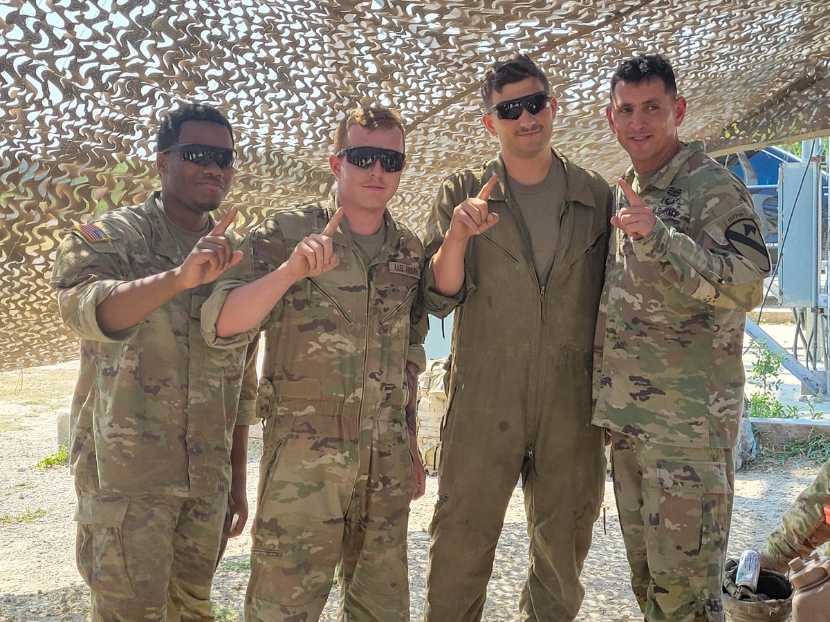 1stCavalryDiv's tweet image. Command Sgt. Maj. Shade Munday met with Troopers from 2nd Battalion, 12th Cavalry Regiment, as they conducted training for the M1A2 SEPV3.
During his engagement with Troopers, he recognized their achievements and participated in an open discussion about the division&apos;s standards.